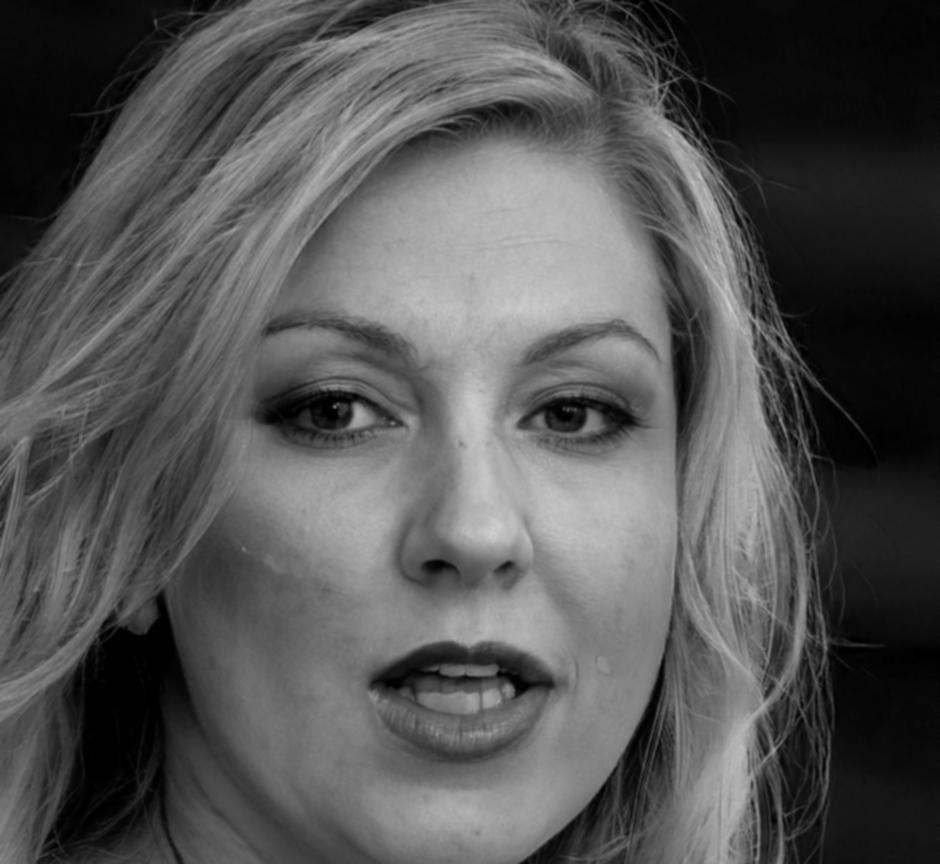 Especialista en análisis sectorial trabajando con datos