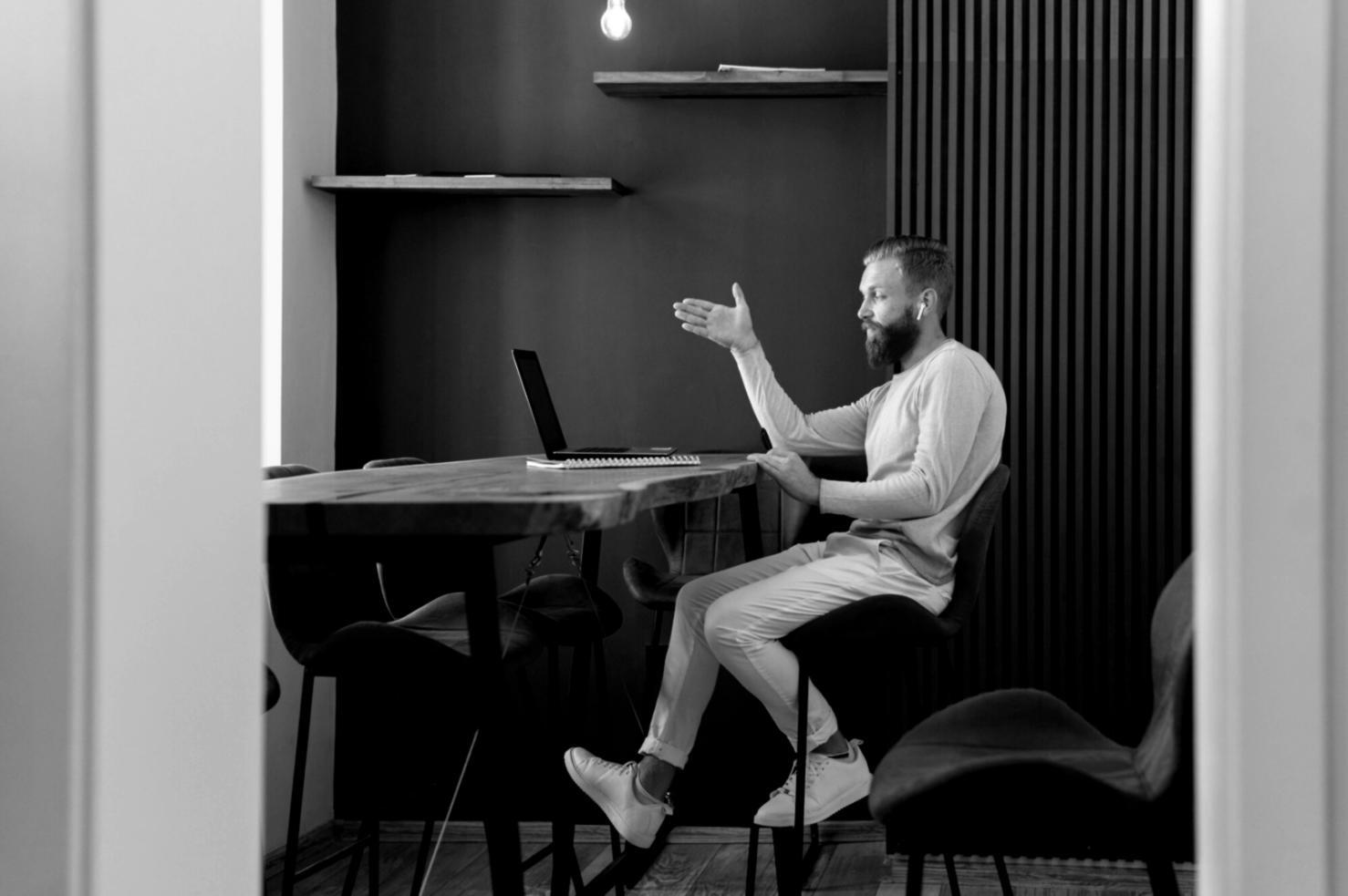 Especialista aplicando técnicas avanzadas de análisis financiero