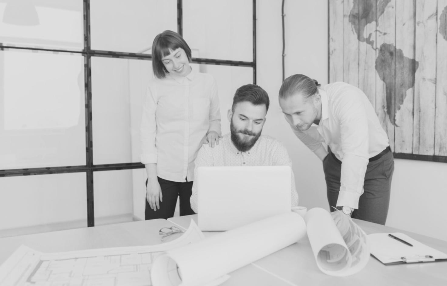 Profesional realizando análisis de ratios financieros