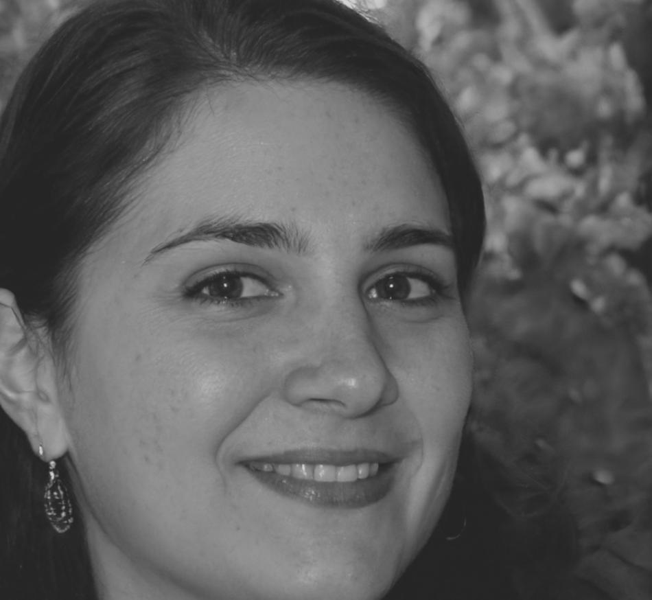 Analista financiera revisando datos cuantitativos