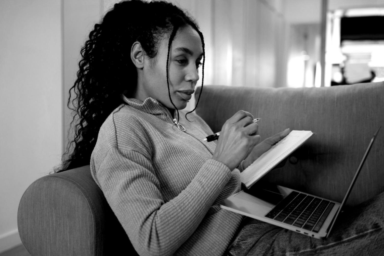 Grupo de profesionales en sesión intensiva de análisis financiero